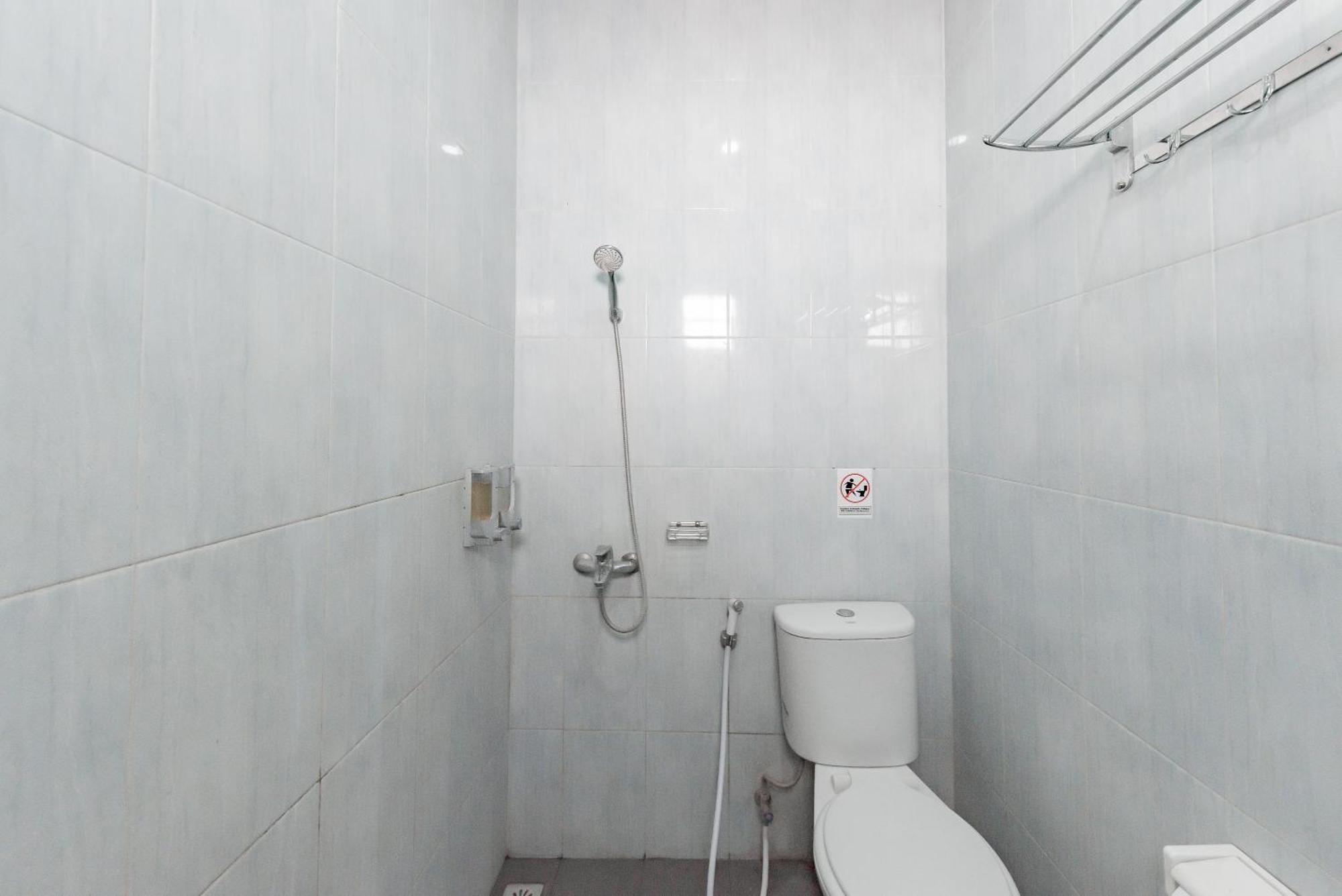 Reddoorz Near Pasar Baru Bandung Hotel Exterior photo