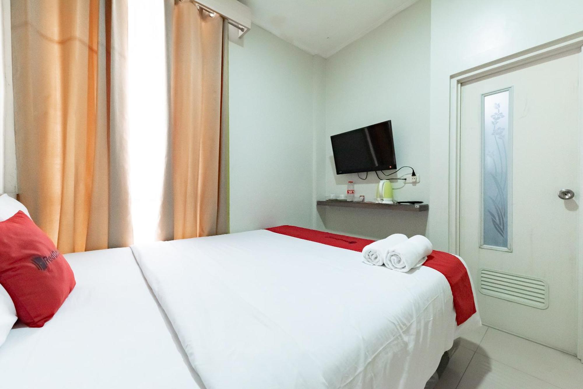 Reddoorz Near Pasar Baru Bandung Hotel Exterior photo